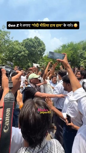 गोदी मीडिया को कॉकरोज जनता पार्टी ने खदेड़ दिया 